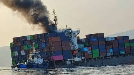Buque con 2.500 contenedores se hunde en el estrecho de Ormuz tras chocar con una mina naval