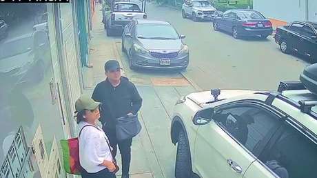 Delincuentes intentan entrar por la fuerza a una casa y son sorprendidos por sus dueños (VIDEO)