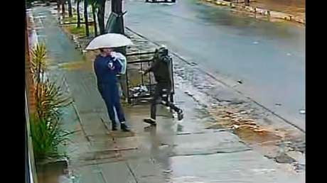 VIDEO: Asaltante cae al piso al intentar robar a una mujer y huye sin nada