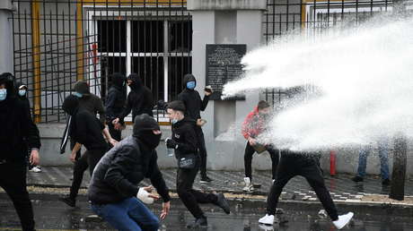 Edificios en llamas y violentos choques con la Policía: qué se sabe de las masivas protestas estudiantiles en Albania