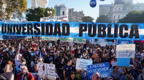 Masiva protesta contra Milei en Argentina: universidades marchan por el financiamiento