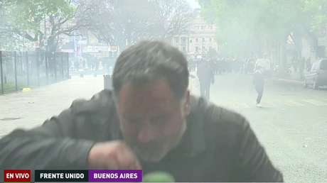 VIDEO: Corresponsal de RT transmite en medio de gases lacrimógenos durante represión policial en Argentina