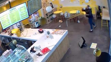 VIDEO: Clienta vandaliza un local de comida en un ataque de ira