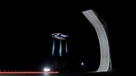 IMPRESIONANTE VIDEO: Nuevo modelo de Tesla desafía la gravedad con un salto en el aire