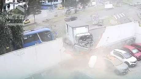 VIDEO: Camión pierde el control, choca con un bus y se estrella contra un muro