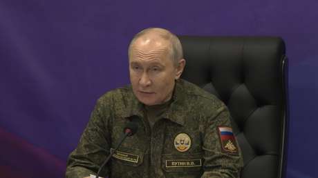 Putin visita un puesto de mando de tropas rusas