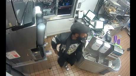 VIDEO: La insólita forma en que un hombre armado irrumpió en un restaurante de comida rápida