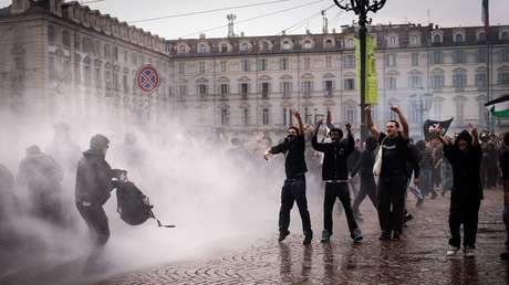 Italia sigue la estela de Francia: miles de estudiantes chocan con la Policía (VIDEOS)