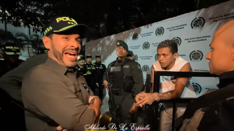 "Así es que se doma a un bandido": De la Espriella exhibe a un criminal capturado
