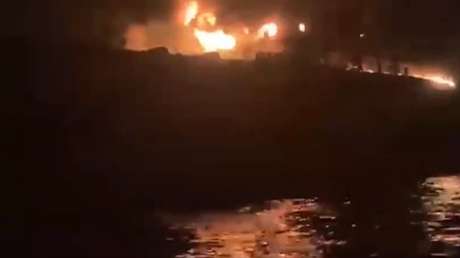 VIDEO: Superpetrolero envuelto en llamas tras chocar contra mina naval en Ormuz