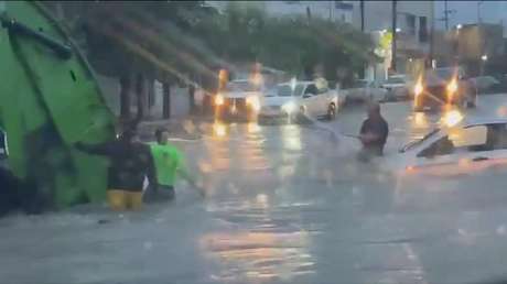 VIDEO: Interrumpen su ruta para poner a salvo a un conductor atrapado por el agua