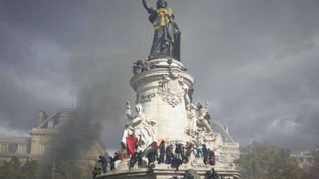 Manifestantes vandalizan uno de los monumentos más emblemáticos de París (VIDEO)