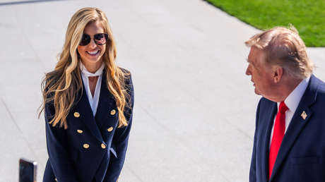 Exsecretaria de prensa de Trump que duró cinco días en el cargo critica baños chinos y Pekín le responde