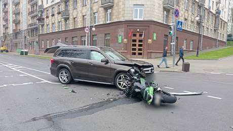 VIDEO: El brutal momento en que un motociclista se estrella de frente y sale despedido por los aires