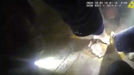 Rescate entre llamas: policías se lanzan a un voraz incendio antes que los bomberos (VIDEO)