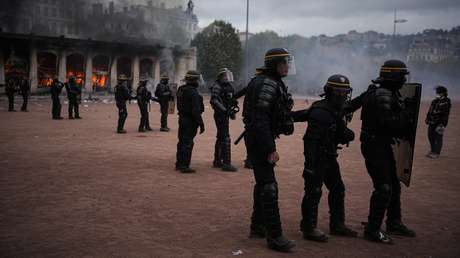 Zajárova acusa a Macron de doble moral tras sus amenazas a los manifestantes