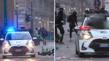VIDEO: Manifestantes en Italia atacan una patrulla de la Policía con extintores y basureros