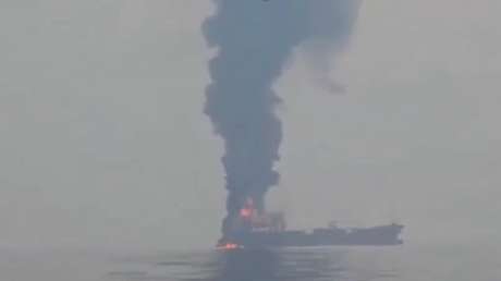 Petrolero explota y se incendia tras chocar contra una mina en el estrecho de Ormuz (VIDEO)