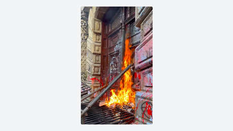 México: incendian puerta del Congreso de Jalisco tras marcha por la crisis del agua (VIDEOS)