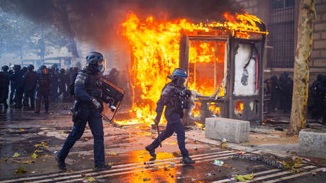 "Impotencia y debilidad": ¿Puede Macron frenar una ola de protestas que ya desborda a Francia? (VIDEOS)
