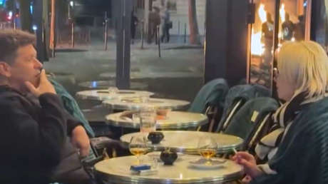 VIDEO: Pareja disfruta de un coñac sin inmutarse mientras Francia arde al fondo