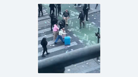 VIDEO: Dos turistas quedan atrapadas con sus maletas en medio de los disturbios en París
