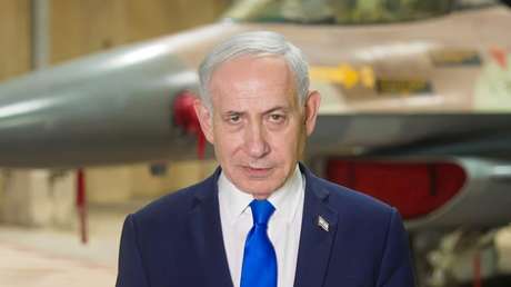 Netanyahu visita una base aérea y lanza un mensaje con aviones de combate de fondo (VIDEO)