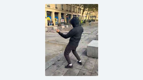 VIDEO: Joven lanza una barra de hierro contra un policía durante disturbios en Francia