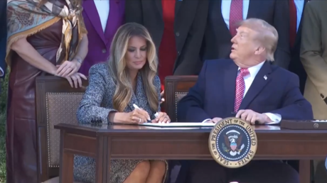 Trump bromea sobre Melania: "No sé si su firma significa algo" (VIDEO)