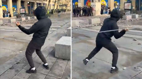 VIDEO: Joven lanza una barra de hierro contra un policía durante disturbios en Francia