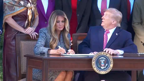 Trump bromea sobre Melania: "No sé si su firma significa algo" (VIDEO)