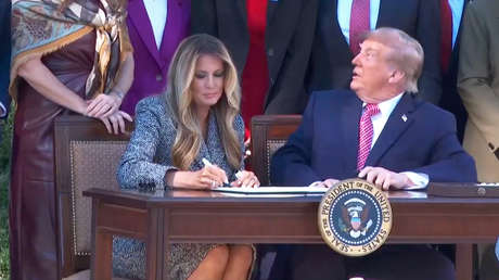 Trump bromea sobre Melania: "No sé si su firma significa algo" (VIDEO)