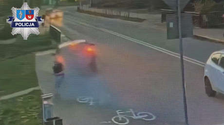 VIDEO: Un auto casi atropella a una niña, pero su reacción después sorprende aún más
