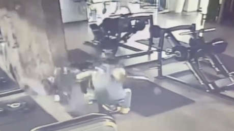 Gimnasio 'se le viene encima' a un hombre mientras entrenaba (VIDEO)
