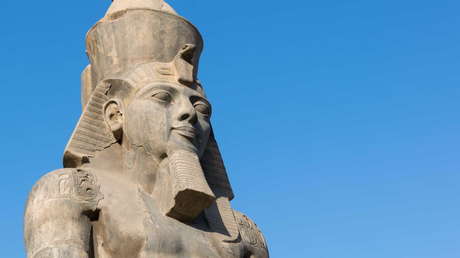 Un aldeano halla restos de una colosal estatua de Ramsés II mientras cultivaba pepinos