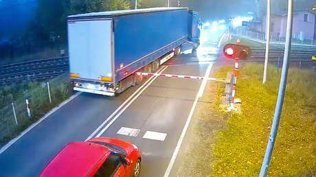 Cuando la imprudencia no tiene fronteras: camionero ignora luz roja ante un tren en marcha (VIDEO)