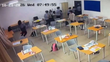 VIDEO FUERTE: Estudiante ataca a su docente con un hacha y lo muestra en vivo