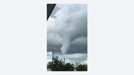 VIDEO: El momento en que un tornado toca tierra y causa destrucción en Chile