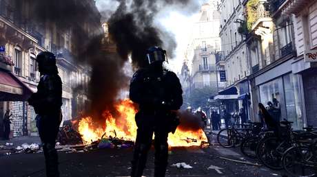 Tucker Carlson ve algo más que disturbios en Francia: "La implosión de una nación"