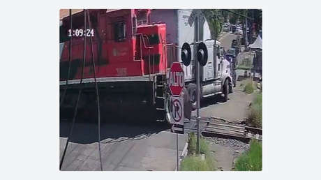 VIDEO: Hace una arriesgada maniobra y el castigo llega instantáneamente
