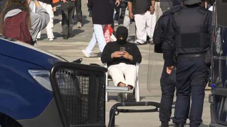 VIDEO: Manifestante en España se vuelve viral por su 'farmeo de aura' durante una carga policial