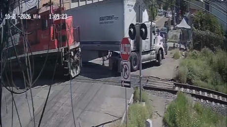 VIDEO: Hace una arriesgada maniobra y el castigo llega instantáneamente