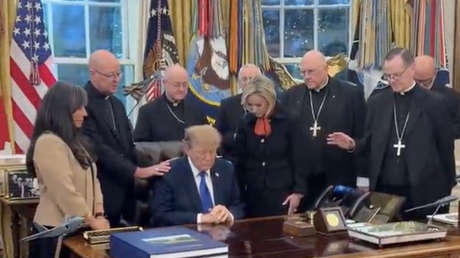VIDEO: Obispos rodean a Trump y piden proteger a EE.UU. de la "influencia del mal"