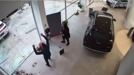 Cliente toca botón equivocado: auto eléctrico atraviesa vidriera y destruye todo a su paso (VIDEO)