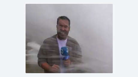 VIDEO: Enorme ola 'se traga' un periodista en directo