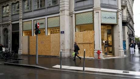 Así se blindan comerciantes en Francia ante nuevas protestas (VIDEO)