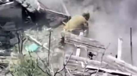 VIDEO FUERTE: Militar ucraniano es rematado por sus compañeros de armas