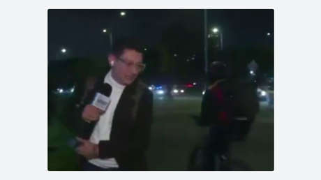 VIDEOS: Periodista sufre dos intentos de robo en segundos en plena transmisión