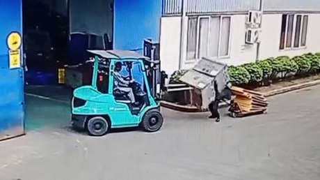 VIDEO: Momento fatal en que carretilla elevadora suelta contenedores sobre trabajador