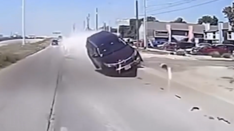 Esto pasa cuando calculas mal el adelanto en una carretera (VIDEO)